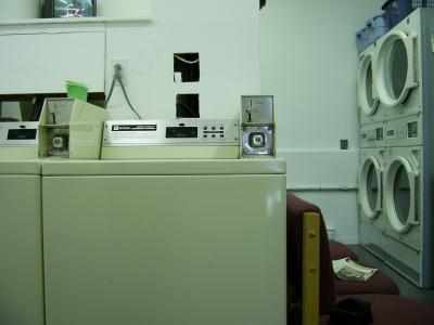 links Waschmaschine, hinten rechts große Trockner (für zwei Waschladungen)